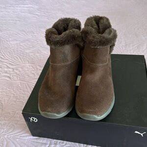 NWOT SKECHERS BROWN lined ankle boots, rubber sole, never worn.